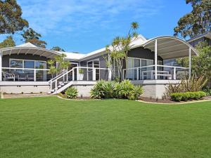 Gallery image of Akarana Beach House by Jervis Bay Rentals in Vincentia