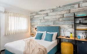 Postel nebo postele na pokoji v ubytování Metulla Travel Hotel