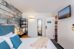 Postel nebo postele na pokoji v ubytování Metulla Travel Hotel