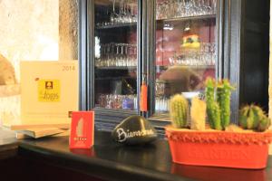 Nápoje v ubytování Logis Hotels- Auberge de la Tour - Hôtel et restaurant