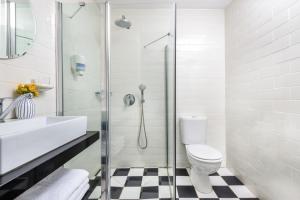 Koupelna v ubytování Metulla Travel Hotel + 28 fotografií
