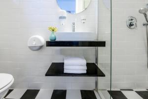 Koupelna v ubytování Metulla Travel Hotel