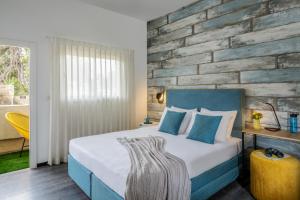 Postel nebo postele na pokoji v ubytování Metulla Travel Hotel