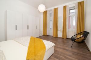 Postel nebo postele na pokoji v ubytování Four modern apartment's at antique Villa, Castropola 8, Pula, City Center