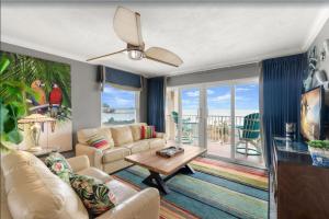 TV/trung tâm giải trí tại Luxury Beach Front Corner Beach Place #306