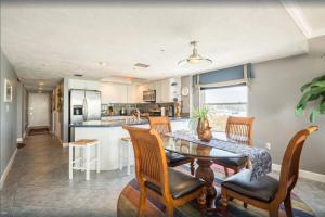 Nhà bếp/bếp nhỏ tại Luxury Beach Front Corner Beach Place #306