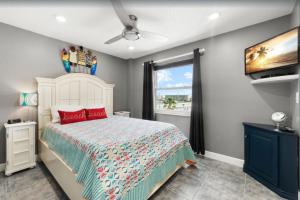 Giường trong phòng chung tại Luxury Beach Front Corner Beach Place #306 +27 ảnh