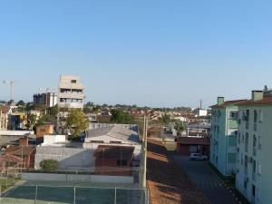 - une vue sur la ville depuis le toit d'un bâtiment dans l'établissement Apto 2 quartos, cond fechado, com vaga, quarto andar, à Pelotas