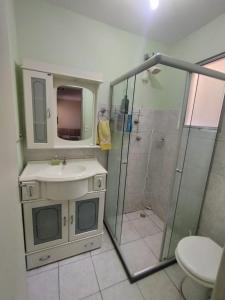 a bathroom with a sink and a shower at Apto 2 quartos, cond fechado, com vaga, quarto andar in Pelotas