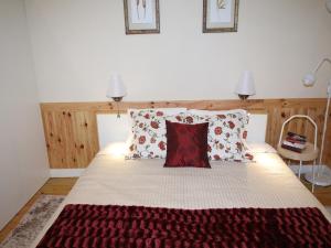 a bedroom with a bed with red and white sheets and pillows at M&M Space Apartments MM1 in Porto