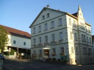 a white building on the corner of a street at Staffelsteiner Hof in Bad Staffelstein