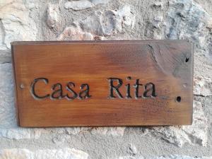 モレラにあるCasa Ritaの石垣の看板