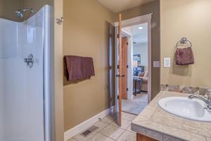 un baño con lavabo y ducha en Beach Pine House - Meredith Lodging, en Pacific City 33 fotos más