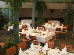 a group of tables with white table cloths on them at Staffelsteiner Hof in Bad Staffelstein