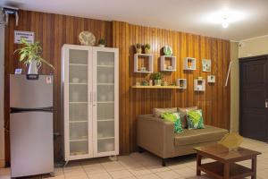 ein Wohnzimmer mit einem Kühlschrank und einem Sofa in der Unterkunft Hotel San Martin in Tarapoto