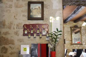 Fotografie z fotogalerie ubytování Logis Hotels- Auberge de la Tour - Hôtel et restaurant v destinaci Sauzet