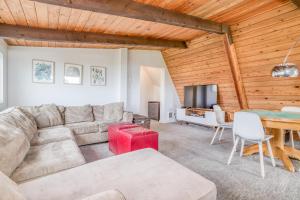 una sala de estar con un sofá y una mesa en Holiday Beach House, en South Beach