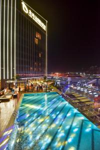una piscina frente a un edificio por la noche en Zhuhai Longzhuda International Hotel en Zhuhai