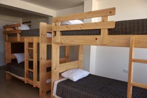 Divstāvu gulta vai divstāvu gultas numurā naktsmītnē Hotel Munay