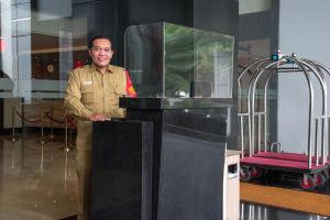 Členové personálu v ubytování Orchardz Hotel Industri Jakarta Kemayoran