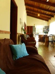 ein Wohnzimmer mit einem Sofa und einem blauen Kissen in der Unterkunft Villa Silvestre in Coco