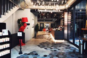 un negozio con una lampada rossa al centro di una stanza di Thinker Hotel a Yingge
