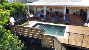 una piscina en una casa con terraza en Villa Miss Satô, en Ravine des Cabris