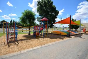 un parque con parque infantil con tobogán en BIG4 Mildura Getaway, en Mildura