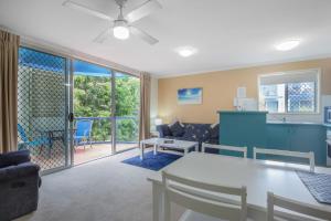 una sala de estar con un sofá y una mesa en Surfers Beach Resort One, en Gold Coast