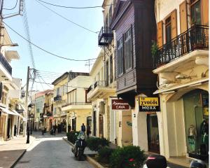 una calle vacía en una ciudad con edificios en Rethymno House, en Rethymno