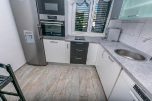 Kuchyň nebo kuchyňský kout v ubytování House Lucija