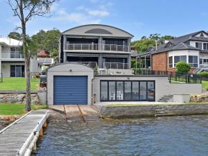 Imagen de la galería de Sealand Lake House Stunning Absolute Waterfront, en Fishing Point