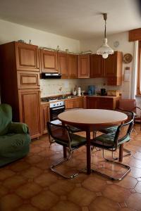 Kuchyň nebo kuchyňský kout v ubytování B&B Villa Rosella Appartamento completo di camera matrimoniale e 2 letti singoli