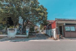 an empty street next to a building with a tree at Residence Tanjung Pakuan in Bogor