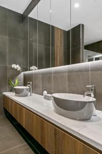 Kylpyhuone majoituspaikassa Melbourne City Apartments Panoramic Skyview Penthouse