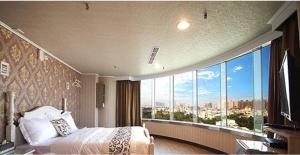 Postel nebo postele na pokoji v ubytování Ya Tai Hotel