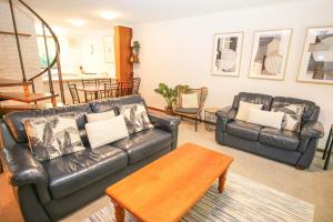 
A seating area at Cedar Holiday Units - Apartment 3
