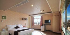 Ένα ή περισσότερα κρεβάτια σε δωμάτιο στο Ya Tai Hotel