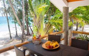 une table avec une assiette de fruits sur un balcon dans l'établissement Mabuhay Beach House, à Boracay