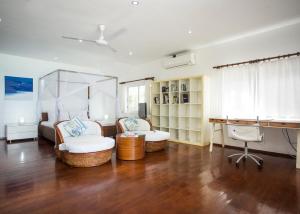 uma sala de estar com um sofá e uma secretária em Mabuhay Beach House em Boracay