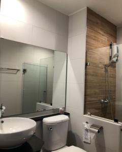 清盛帕克平里姆酒店的一间带水槽、卫生间和镜子的浴室