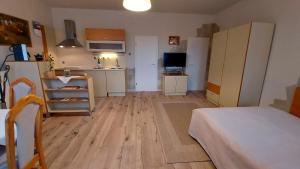Kuchyňa alebo kuchynka v ubytovaní A Mecsek Gyöngye Apartmanhaz