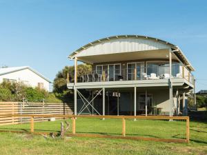una grande casa con tetto rotondo e cortile di Riptide at Cape Woolamai a Cape Woolamai