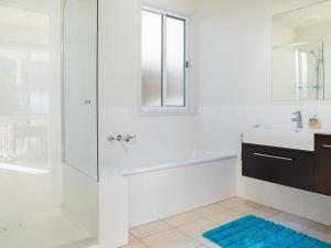 bagno bianco con vasca e doccia di Riptide at Cape Woolamai a Cape Woolamai