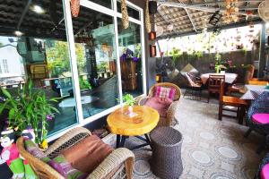 un patio avec des chaises et une table dans un restaurant dans l'établissement Krong House, à Chiang Mai