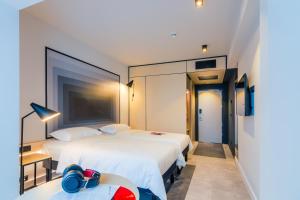 Un pat sau paturi într-o cameră la ibis Timisoara City Center
