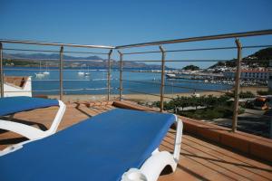 d'un balcon avec une table bleue et une vue sur l'eau. dans l'établissement Cal Mariner, à El Port de la Selva