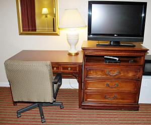 TV a/nebo společenská místnost v ubytování Travelodge by Wyndham Klamath Falls