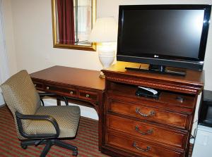 TV a/nebo společenská místnost v ubytování Travelodge by Wyndham Klamath Falls
