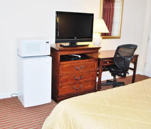 TV a/nebo společenská místnost v ubytování Travelodge by Wyndham Klamath Falls
